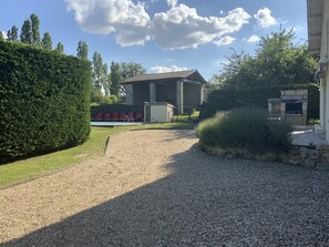 Property grounds - Enclosed air-conditioned house near St Emilion with garden and private pool (Tayac)