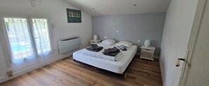 3 bedrooms, iron/ironing board, free WiFi, bed sheets