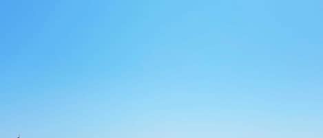 Playa en los alrededores, camastros y toallas de playa