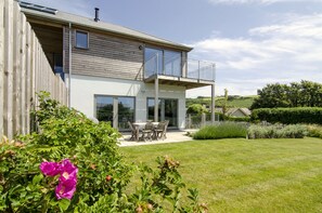 Outdoor dining - 5* cosy, dog-friendly holiday cottage with exceptional views of nearby beach (Kingsbridge)