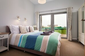 2 bedrooms, iron/ironing board, travel crib, free WiFi - 5* cosy, dog-friendly holiday cottage with exceptional views of nearby beach (Kingsbridge)