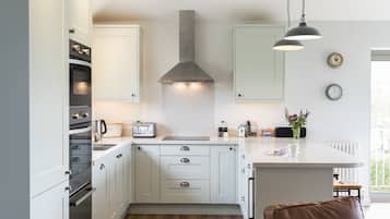 Geladeira, micro-ondas, fogão, cooktop