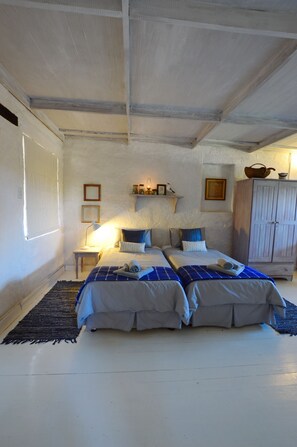 In-room safe, free WiFi, bed sheets - Kaijaiki Country Inn and Restaurant (Yzerfontein)