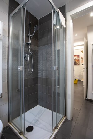 Hair dryer, towels, soap, shampoo - HAPPY HOME BOLOGNA CENTER *FREE private PARKING* (Bologna)