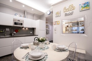 Refrigerador, microondas, parrilla de estufa y cafetera y tetera 