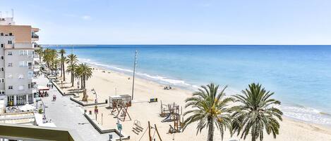 På stranden, solstolar och strandhanddukar