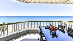 Ein Balkon mit Blick auf Strand und Meer.