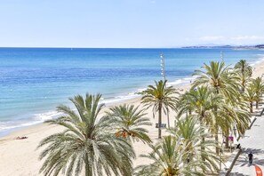 Sur la plage, chaise longue, serviettes de plage