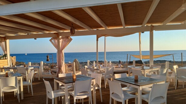 An outdoor dining area with tables and chairs, overlooking the sea. - ✭Autonomous villa of recent construction in the island of Favignana (EGADI) (Favignana)