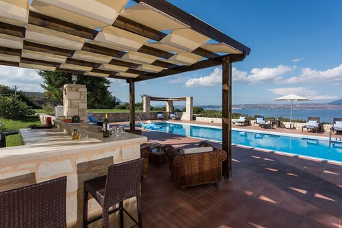 ZOE, beautiful sea views, private pool, huge lawn, very near the sea.