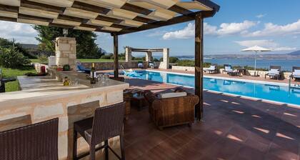 ZOE, beautiful sea views, private pool, huge lawn, very near the sea.