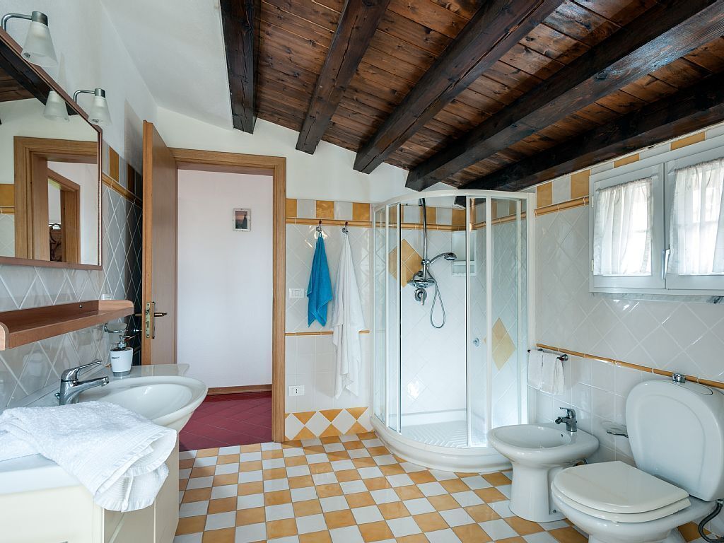 Dusche, Haartrockner, Bidet, Handtücher