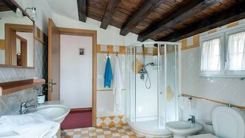 Dusche, Haartrockner, Bidet, Handtücher