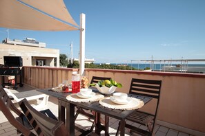 Outdoor dining - VILLA CALABERNARDO APARTAMENT RED 6 BEDS / 50 METERS FROM THE SEA (Noto)