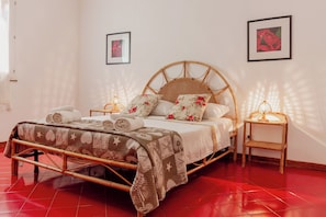 2 bedrooms, iron/ironing board, travel cot, WiFi - VILLA CALABERNARDO APARTAMENT RED 6 BEDS / 50 METERS FROM THE SEA (Noto)