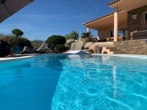 400m de la plage, Vaste Villa  avec vue mer et montagne, piscine chauffée privée