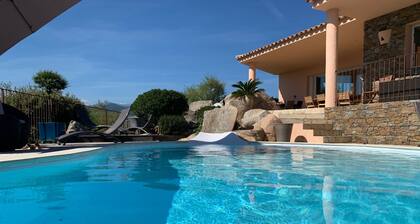 400 m vom Strand entfernt, große Villa mit Meer- und Bergblick, beheizter Pool