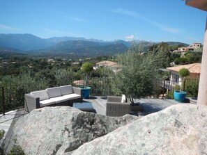 Property grounds - 400m from the beach, Large Villa with sea and mountain views, heated pool (Zonza)