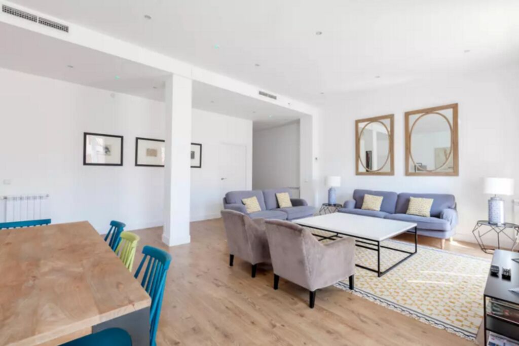 LUXURY APARTMENT WITH 4 ROOMS, 4 BATHROOMS AND LARGE TERRACE, FREE WIFI