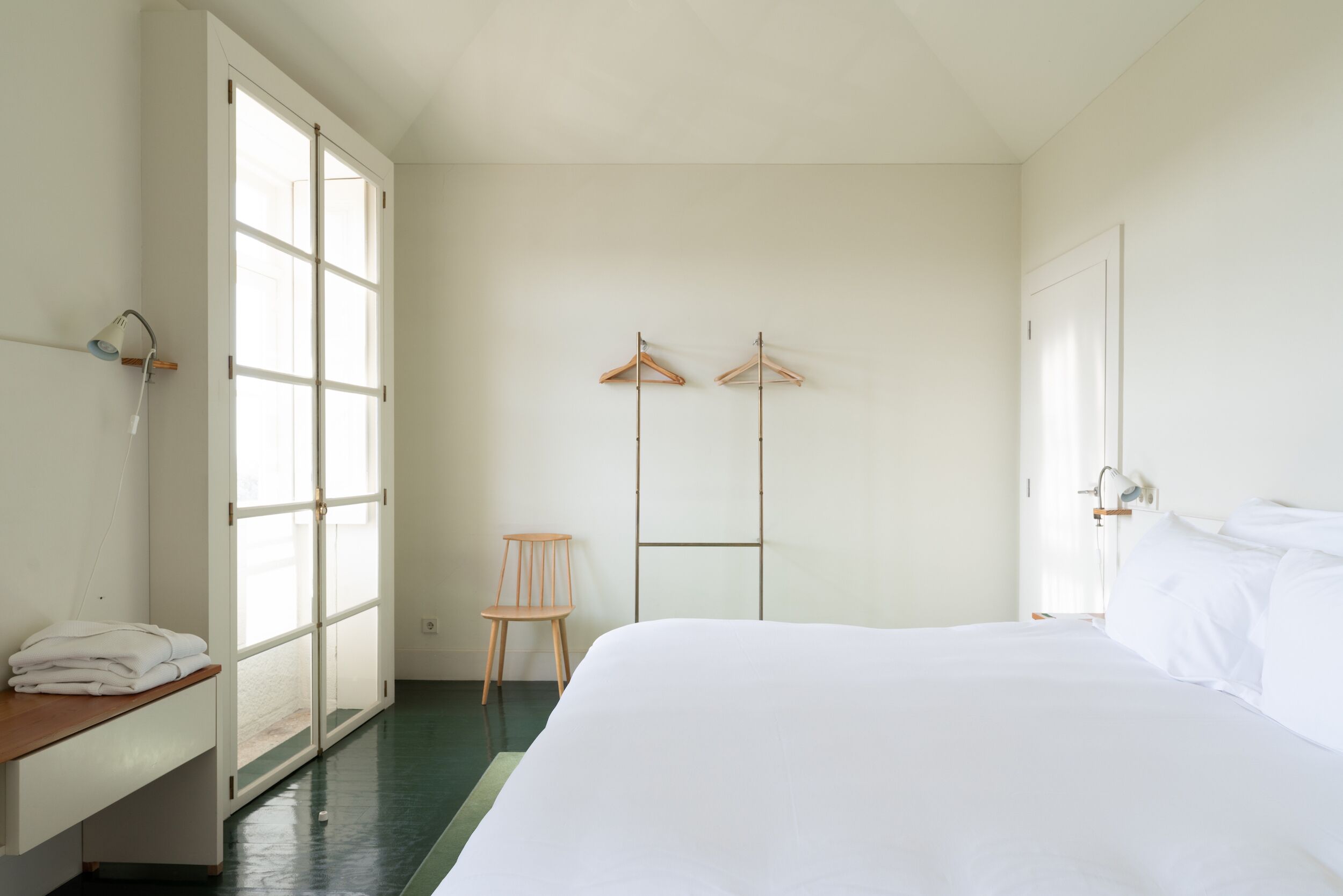 Kahden hengen huone, jokinäköala (5) | Tallelokero huoneessa, työpöytä, äänieristys, silitysrauta/-lauta
