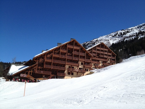 Charming Ski-In-Ski-Out Chalet (sleeps 10 in 5 bedrooms)