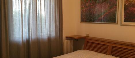 1 slaapkamer, een strijkplank/strijkijzer, wifi, beddengoed