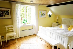 7 bedrooms, iron/ironing board, WiFi, bed sheets - Nice old style cottage close to the Baltic Sea (Gryt, Valdemarsvik)
