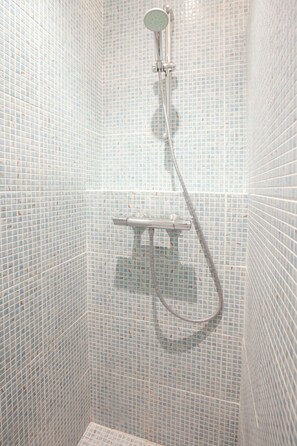 Shower, hair dryer, towels, soap - BEST CENTRAL CITY LOCATION MODERN 3 BED APT PRIVATE TERRACE PERFECT FOR FAMILIES (Barcelona)