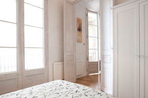 3 bedrooms, memory-foam beds, iron/ironing board, travel cot
