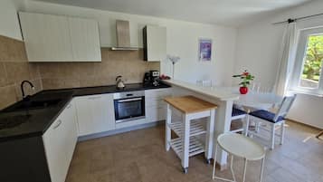 Frigorífico, microondas, horno y placa de cocina