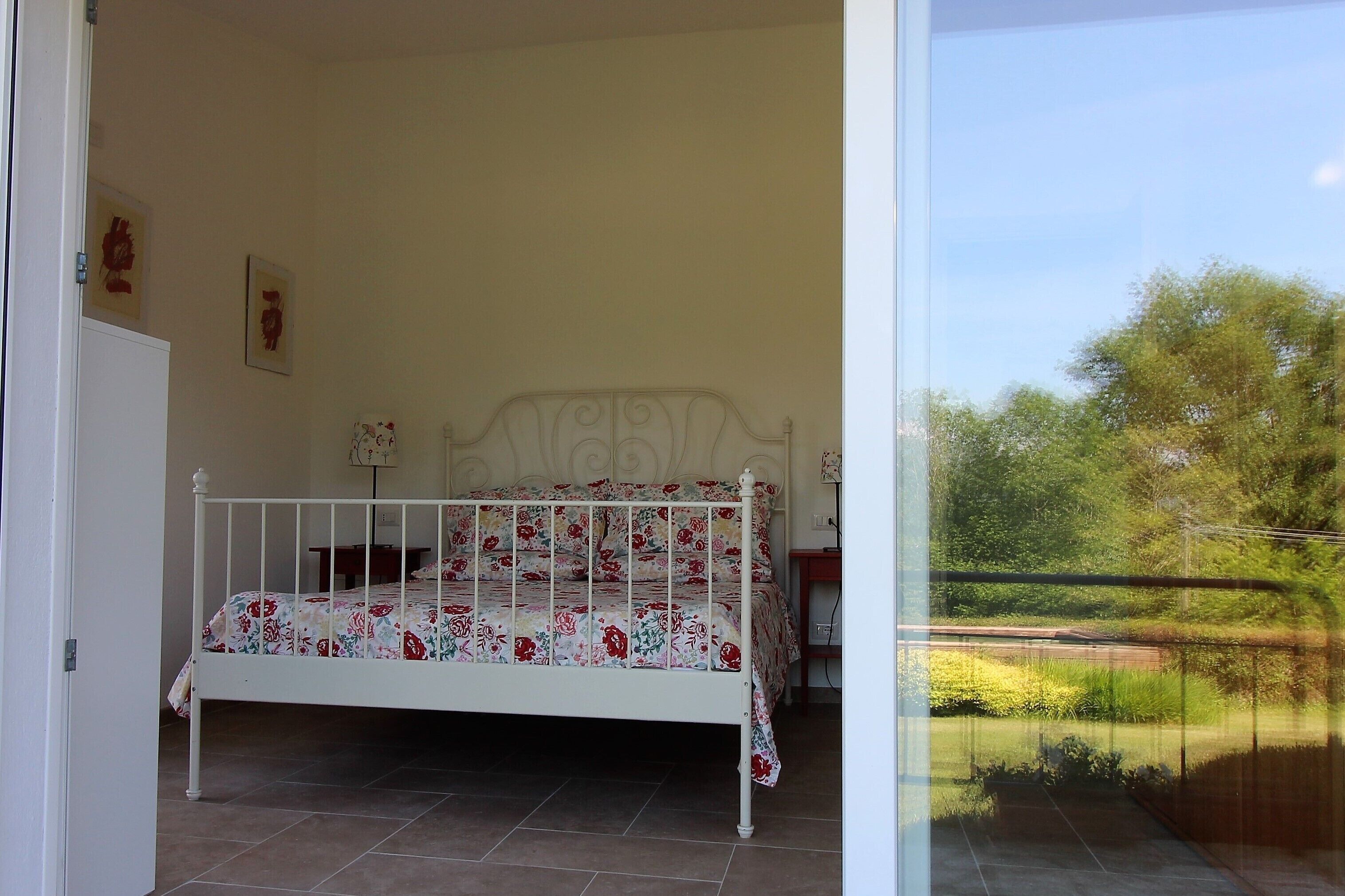 3 dormitorios, tabla de planchar con plancha, cuna de viaje