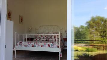 3 dormitorios, tabla de planchar con plancha, cuna de viaje