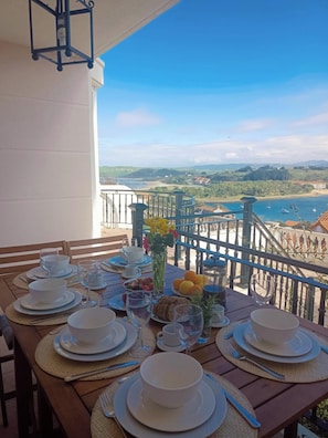 Outdoor dining - Large Village House With Magnificent View (San Vicente de la Barquera)
