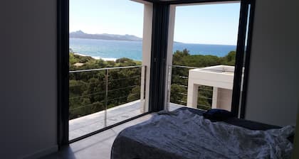 casa de arquitecto, a 50 metros de una playa de arena blanca, espléndida vista al mar