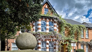 A historic building with a stone plaque reading "Glenthurston" and a wrought iron fence.