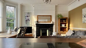 Smart TV, DVD player, books, video library - Large family bedroom apt in quiet area with good access to Central London (London)