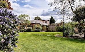 Property grounds - Large family bedroom apt in quiet area with good access to Central London (London)