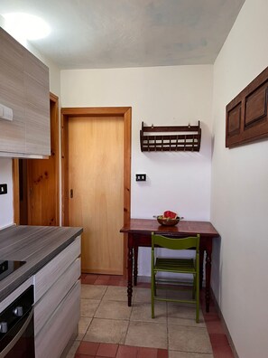 Refrigerador, utensilios de cocina, condimentos y comedor 