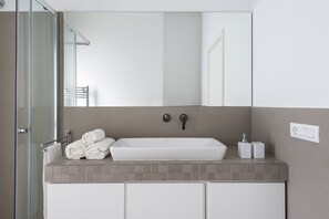 Dusche, Haartrockner, Bidet, Handtücher