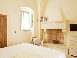 18 bedrooms, desk, iron/ironing board, travel crib