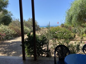 Outdoor dining - Cottage to 30 mt from the sea on sandy beach (Campobello di mazara)