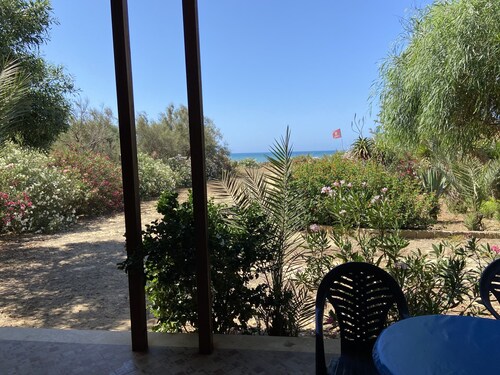 Huvila 30 metrin päässä merestä hiekkarannalla