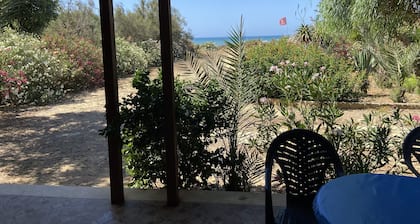 Huvila 30 metrin päässä merestä hiekkarannalla