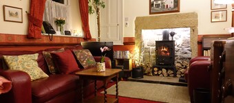 Traditional Stone Cottage With Garden, Parking & WiFi 