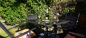 Traditional Stone Cottage With Garden, Parking & WiFi 