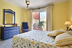 4 bedrooms, iron/ironing board, free WiFi, bed sheets - Spacious Beachside House With Roof Jacuzzi, Private Garden & communal pool (Estepona)