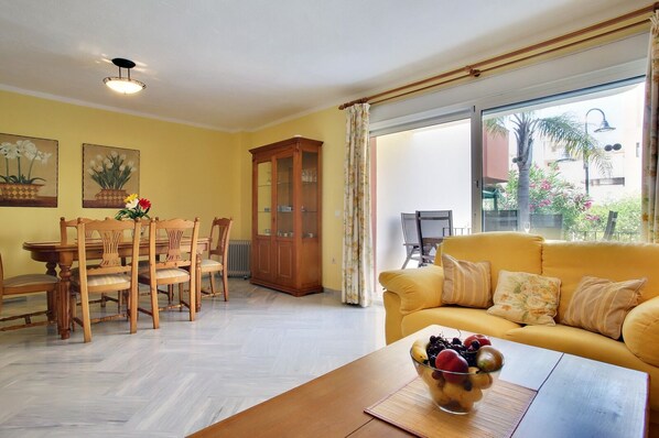 Smart TV, fireplace, DVD player, stereo - Spacious Beachside House With Roof Jacuzzi, Private Garden & communal pool (Estepona)