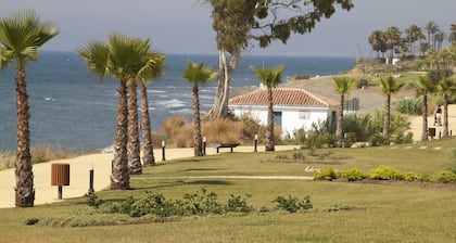 Spacious Beachside House With Roof Jacuzzi, Private Garden & communal pool