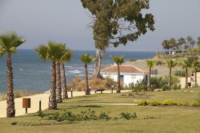 Spacious Beachside House With Roof Jacuzzi, Private Garden & communal pool