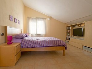 4 Schlafzimmer, Schreibtisch, Bügeleisen/Bügelbrett, Reisekinderbett